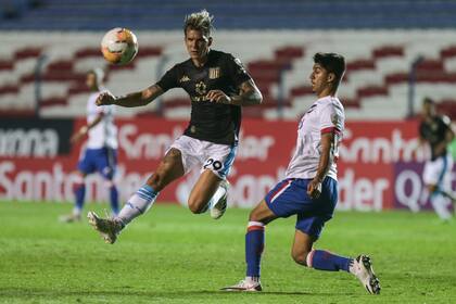 Gaston Reniero y Santiago Rodriguez disputan la pelota