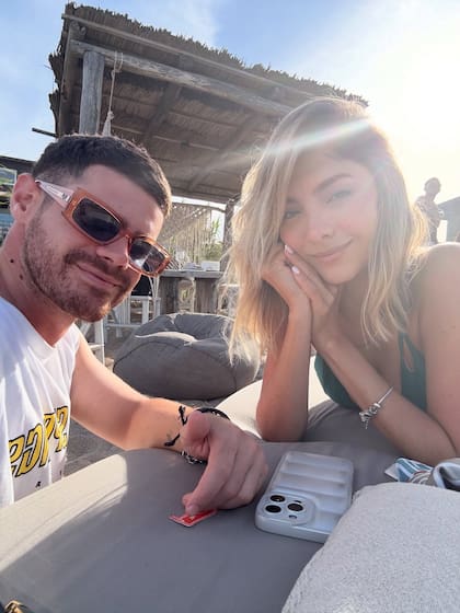 Gastón Soffritti con su novia Nathalia, a quien conoció de casualidad