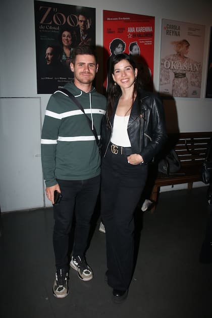 Gastón Soffritti y Cande Molfese acompañaron el estreno de “Anna Karenina en Halloween” en el teatro Picadero.