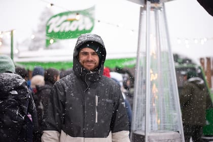 Gastón Sofritti se sumó y también le cocinó a la gente junto a los chefs.