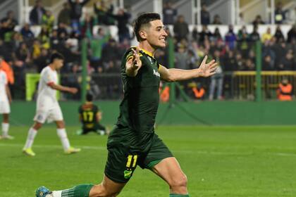 Gastón Togni festeja el 2-1 de Defensa y Justicia; Argentinos dio un paso atrás en Florencio Varela