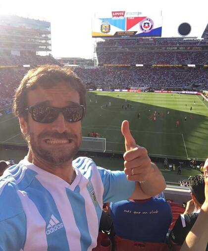 Gastón Ugarte apoyando a la "albiceleste" en un partido contra Chile por la Copa América