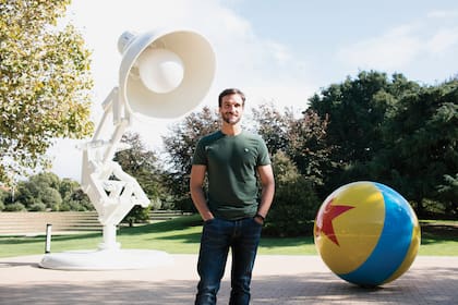 El tucumano Ugarte en uno de los espacios abiertos que tienen los estudios Pixar en las afueras de San Francisco, junto a uno de los objetos que identifican a esta usina creativa del cine animado