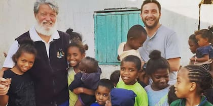 Gastón Vigo Gasparotti junto al sacerdote Pedro Opeka durante una recorrida por Akamasoa, en Madagascar, la comunidad que inspiró el proyecto que hoy crece en Lima