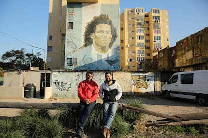 Gastón Leclet y Daniel Paniagua dedican su tiempo a acompañar a los chicos más vulnerables del barrio