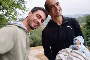 Gastón y Nico celebran con su bebé recién nacido por subrogación de vientre