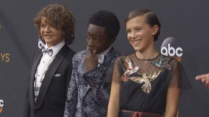 Gaten Matarazzo, Caleb McLaughlin y Millie Bobby Brown en los Emmy