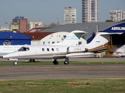 Gates Learjet 25-D (LV-WLG) perteneciente a Aerosistema 2000 luego de aterrizar en el Aeroparque Metropolitano de la Ciudad de Buenos Aires. (Fotografía gentileza de Rafael Augusto Reca vía Alejandro Drigani).