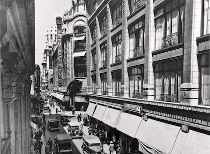 Gath & Chaves inauguró su gran sede en 1914, y un edificio anexo, gemelo, en 1925. El tráfico vehicular (prohibido a partir de las 11 hs. desde 1911) indicaría que la foto fue tomada más temprano.