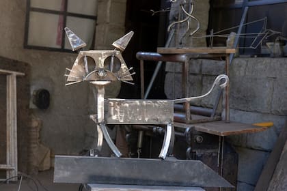 Gato enojado y contento hecho de viejas piezas metálicas