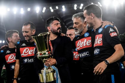 Gattuso, junto a sus jugadores; Napoli volvió a festejar a expensas de la Juve