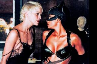 Gatúbela: poca ropa, una misión ridícula y un estrepitoso fracaso del que solo un gato salió airoso