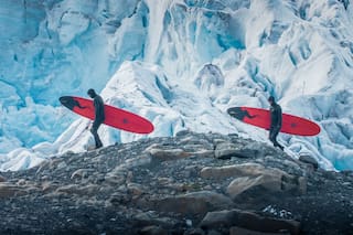 La expedición de dos hermanos que surfearon en la Antártida para proteger sus mares