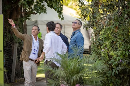 Gaudenzi, presidente de la ATP, visitó el ATP de Buenos Aires en febrero y recorrió el club: lo recibieron Martín Hughes (Tennium) y Martín Jaite (director del torneo)