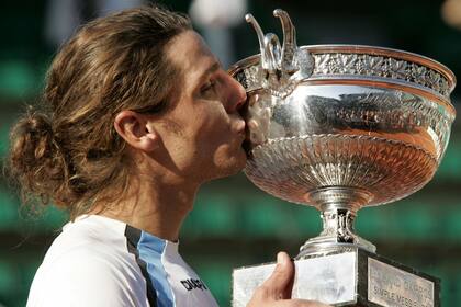Gaudio besa el trofeo como ganador del Grand Slam francés