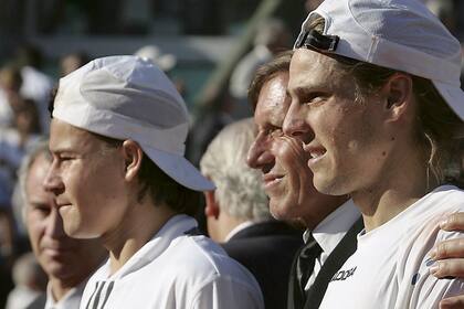 Coria, Vilas y Gaudio durante la premiación de Roland Garros 2004; detrás, McEnroe, que también participó de la ceremonia