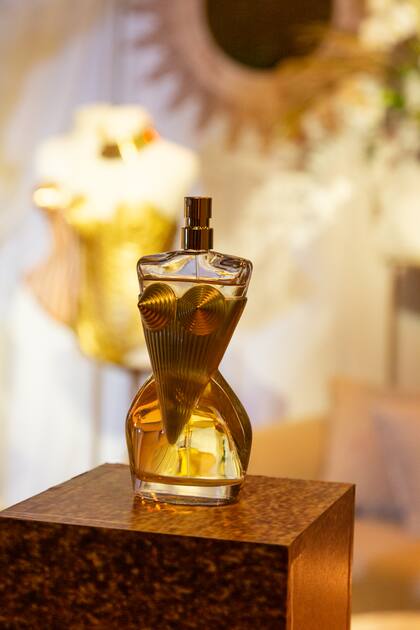 Gaultier Divine, un aroma sensual, escandalosamente elegante, atrevida y divinamente femenina.