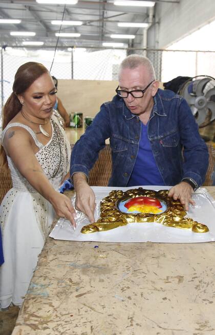 Gaultier, en plena acción de diseñar las piezas de los trajes