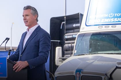 Gavin Newsom abrió las solicitudes para un programa estatal de reembolsos destinado a la compra de camiones comerciales eléctricos nuevos