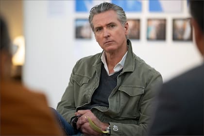 Gavin Newsom anuncia recursos gratuitos de salud mental para los veteranos afectados por la guerra en Medio Oriente