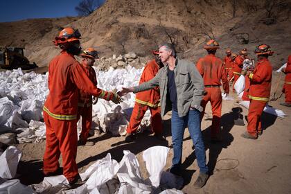 Gavin Newsom anunció una nueva ayuda económica para las zonas afectadas por los incendios