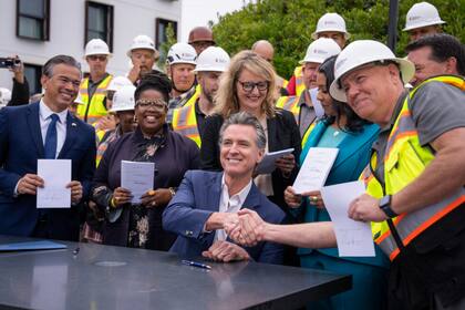 Gavin Newsom busca facilitar el acceso a la vivienda en California