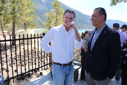 Gavin Newsom mantiene una estrecha relación con el senador Alex Padilla, quien es uno de sus principales aliados en Washington