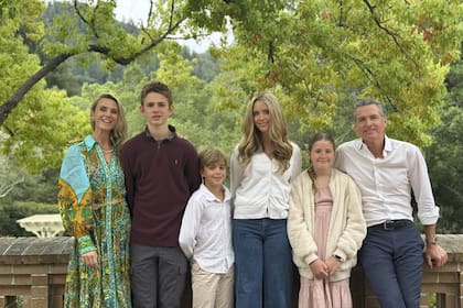 Gavin Newson, gobernador de California, y su pareja Jennifer Siebel tuvieron cuatro hijos