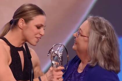 Gay Masters mira orgullosa a su hija Oksana, junto a ellas, el premio Laureus que recibió en 2020
