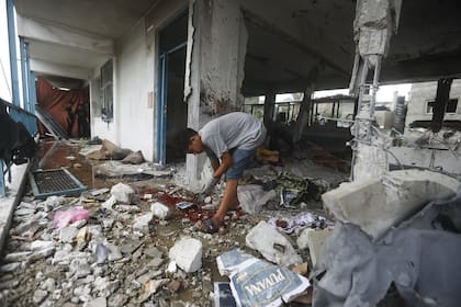 Un palestino observa las secuelas del ataque israelí a una escuela administrada por la ONU que mató a decenas de personas en el campo de refugiados de Nusseirat en la Franja de Gaza, el jueves 6 de junio de 2024
