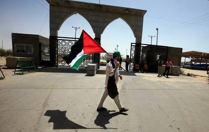  Un palestino muestra una bandera palestina durante una manifestación en Rafah.