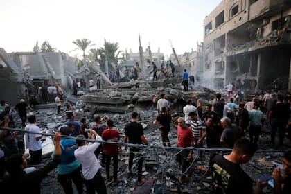 La búsqueda de víctima en Deir Al-Balah, en Gaza, tras un bombardeo israelí