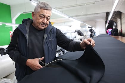 Geardo Cáceres en la fábrica de Bernal