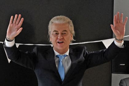 El líder del Partido por la Libertad (PVV), Geert Wilders, saluda cuando llega a una reunión postelectoral en el centro de conferencias Nieuwspoort en La Haya el 23 de noviembre de 2023