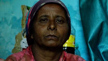 Geeta Devi asegura que se encontró a su hijo muerto afuera de su casa