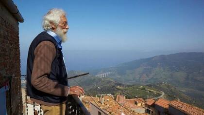 Gelardi se propuso recuperar la antigua práctica de la recolección del maná en Pollina, su pueblo natal.