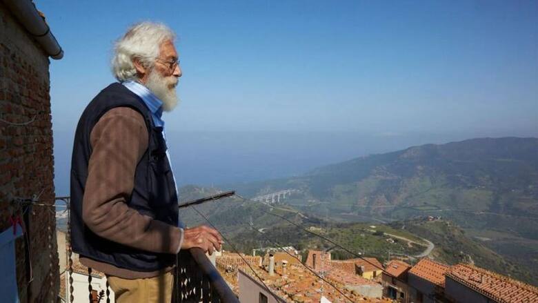 Gelardi se propuso recuperar la antigua práctica de la recolección del maná en Pollina, su pueblo natal