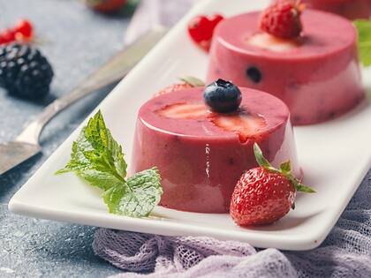 Gelatina de frutillas con queso cottage