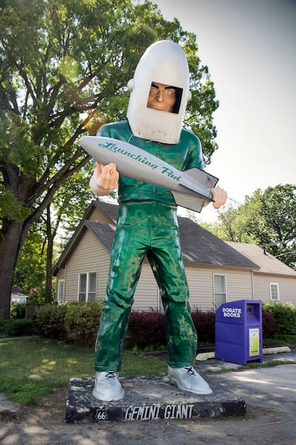 Gemini Giant Solo, una escultura de 9 metros de altura de un astronauta que hace referencia a la carrera espacial de mitad del siglo XX.
