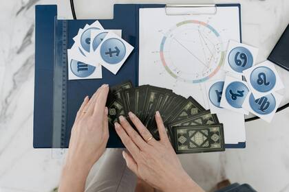 Géminis es uno de los signos beneficiados por Plutón Retrógrado (Pexels/Pavel Danilyuk)
