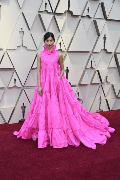 Gemma Chan, otra de las protagonista de Capitana Marvel, en un vestido fucsia de Valentino