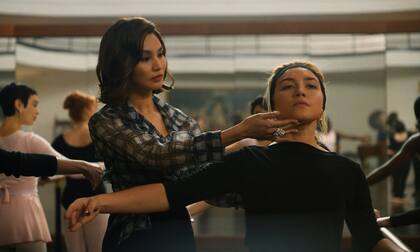 Gemma Chan y Florence Pugh en No te preocupes cariño (Warner Bros).