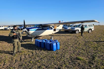 Gendarmería concretó el secuestro de una avioneta narco y más de 300 kilos de cocaína en Villa Eloísa