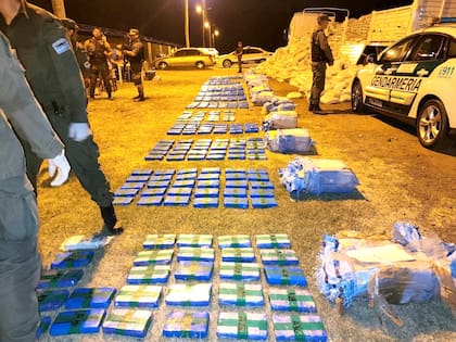 Gendarmería decomisó 426 kilos de cocaína que cruzaron Rosario sin detenerse