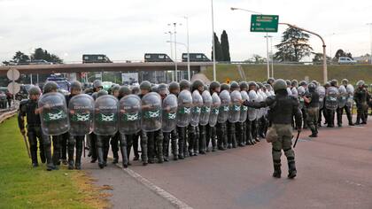 Gendarmería desplaza a los manifestantes