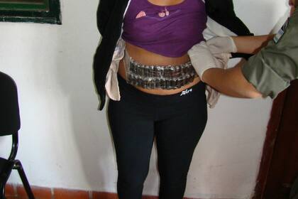 Gendarmería Nacional detuvo a una ciudadana de nacionalidad boliviana que transportaba adosada al cuerpo 47 cápsulas de cocaína, en Río Caraparí, provincia de Salta