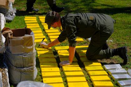 Gendarmería nacional interceptó una camioneta cargada con 207 kilos de cocaína en la zona de Orán, Salta