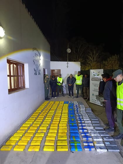 Gendarmería Nacional secuestró un millonario cargamento de 200 kilos de cocaína que ocultaban en el doble fondo de una camioneta