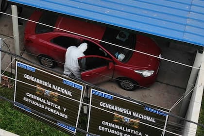 Gendarmería realizó peritajes ayer en los vehículos de los sospechosos