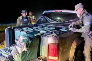 Abandonaron una camioneta con casi media tonelada de cocaína y huyeron a campo traviesa